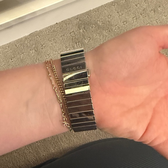 Gucci Silver Timepiece with White Face - Picture 8 of 8